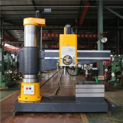 Adjustment method of spindle clamping force of radial drilling machine